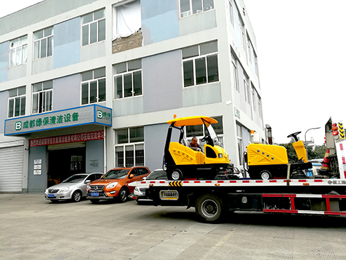 1541140309917210.jpg 掃地車(chē)配送.jpg