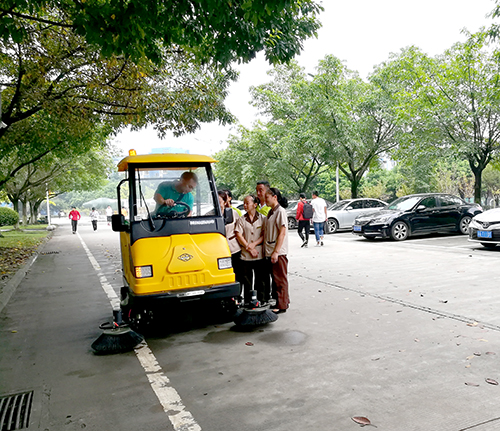 1541140330167598.jpg 掃地車(chē)培訓(xùn).jpg